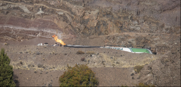 Un camión de gas licuado se incendia desde hace 5 días en Río Negro: la ruta sigue cortada al tránsito y hay riesgo de explosión