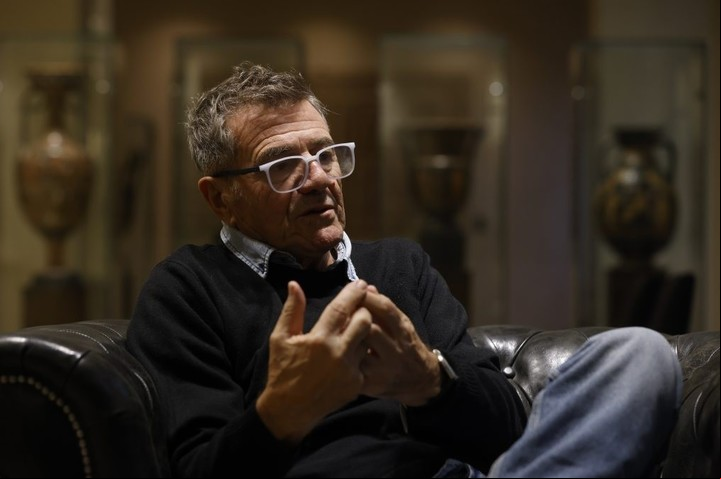 El escritor argentino Guillermo Saccomanno, ganador del Premio Alfaguara 2025 por 'Arderá el viento', en una entrevista con EFE con motivo de la publicación de la novela. EFE/Blanca Míllez