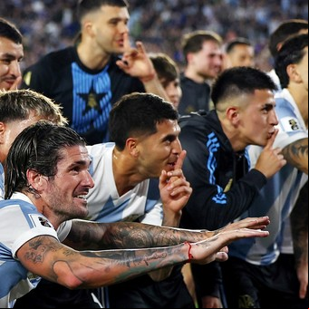 "Una Argentina hermosa contra el peor Brasil", "para qué habló Raphinha" y "nos gritaban 'ole' desde los 3 minutos": futbolistas y referentes brasileños, a los pies de la Scaloneta