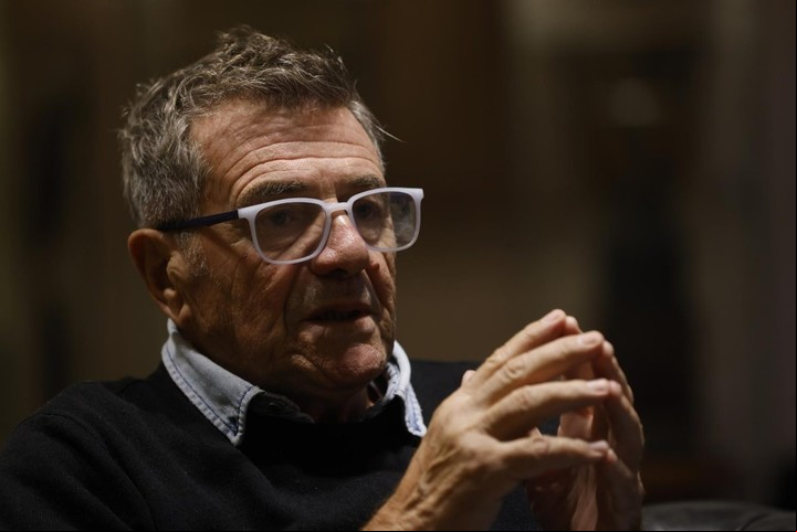 El escritor argentino Guillermo Saccomanno, ganador del Premio Alfaguara 2025 por 'Arderá el viento', en una entrevista con EFE con motivo de la publicación de la novela. EFE/Blanca Míllez