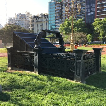 La bajada oculta frente al Congreso que guarda el rastro de un sistema de mensajería olvidado