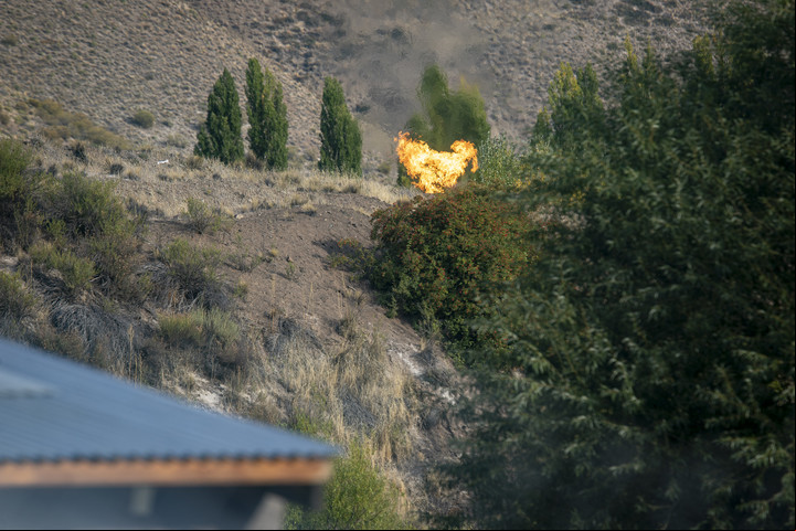 El incendio del camión cisterna cerca de Neuquén. Foto Euge Neme
