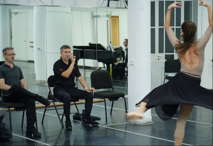 En la sala de ensayo. Julio Bocca prepara el estreno de "Carmen", con el que el Ballet del Colón abrirá la temporada. Foto: Ariel Grinberg
