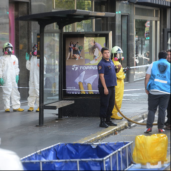 Alerta por una sustancia que salió de las alcantarillas en el Abasto: cortaron avenida Corrientes y hasta armaron una pileta para saber si era tóxica