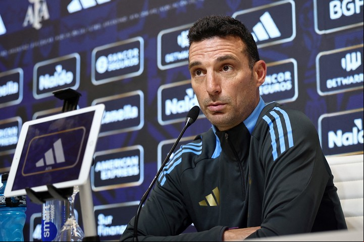 Lionel Scaloni en la conferencia de prensa. (REUTERS/Agustin Marcarian)