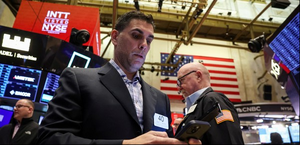 Tras el anuncio de Caputo con el FMI el mercado reacciona con cautela: se sostienen los bonos pero caen las acciones