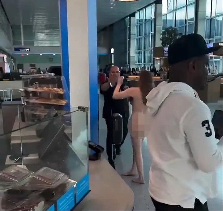 Una mujer desnuda atacó con un lápiz al persona de un aeropuerto. Foto: captura.