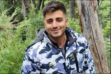 Buscan a un joven que desapareció hace 6 días en Villa La Angostura: el misterioso mensaje que dejó en una pared de su casa