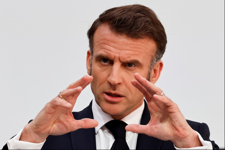 Macron habla con los medios al concluir la cumbre. Foto: Reuters