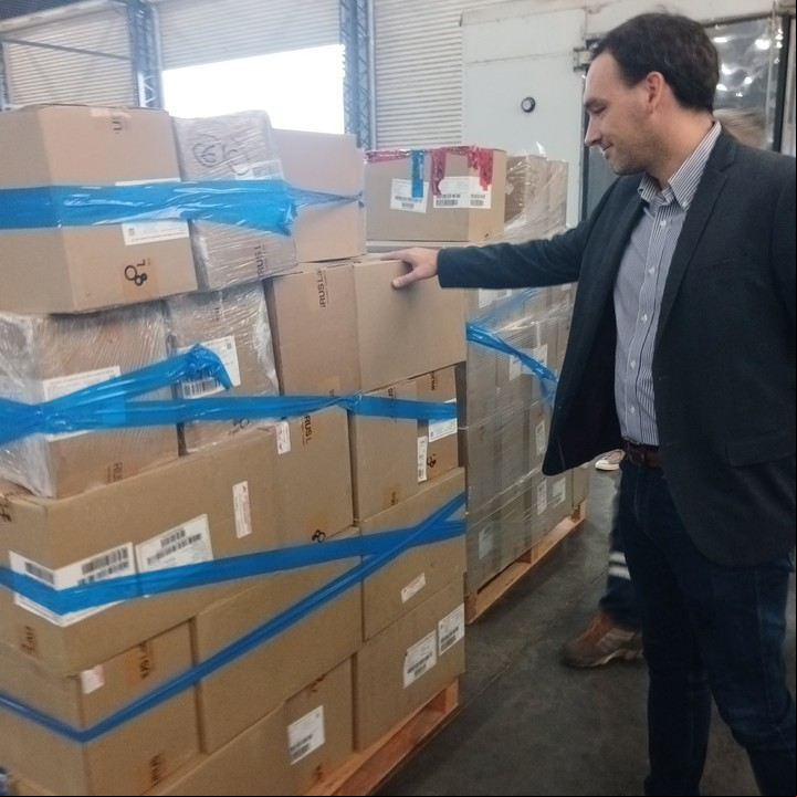 El ministro de Salud de Mendoza recibió el primer lote y adelantó que hicieron nuevos encargos. Foto X @RodoMontero83