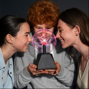 ¿Por qué algunas personas transmiten 'electricidad' a otras?: La explicación científica