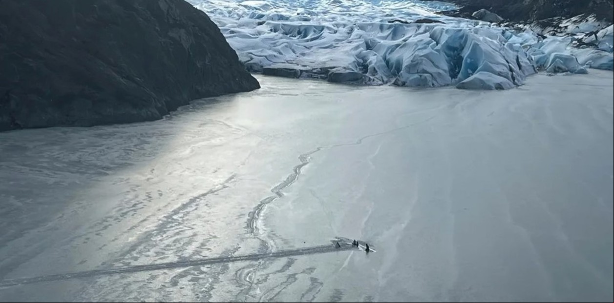 12 horas en el hielo: el milagro de un padre y sus hijas tras el accidente en Alaska