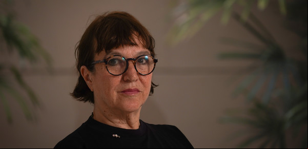 Vivi Tellas: de artista under a la que echaron de un show de Serú Girán tirándole cosas a creadora del biodrama y una carrera universitaria