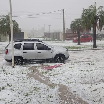 Rosario "nevada": las impresionantes imágenes del temporal de granizo que cayó sobre la ciudad y alarmó a todos