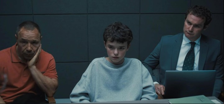 Eddie MIller y Jamie, en la estación de policía, en el primer episodio.