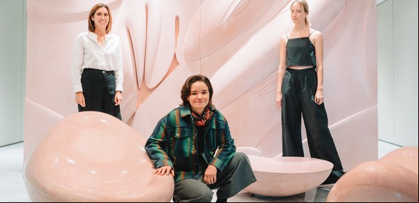 Un Nacha Canvas en el hall del edificio, las memorias de Gisèle Pelicot y llamada al Premio Loewe de Poesía