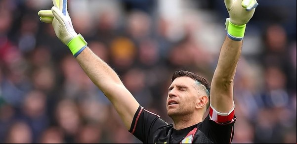 Dibu Martínez gritó 10 y celebró con el Aston Villa: en su partido 200 fue capitán en la clasificación a semifinales de la Copa FA