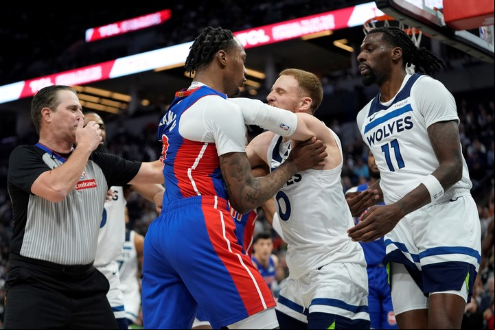 Ron Holland recibe el empujón de Donte DiVincenzo y se desata el caos. Foto: AP Photo/Abbie Parr.
