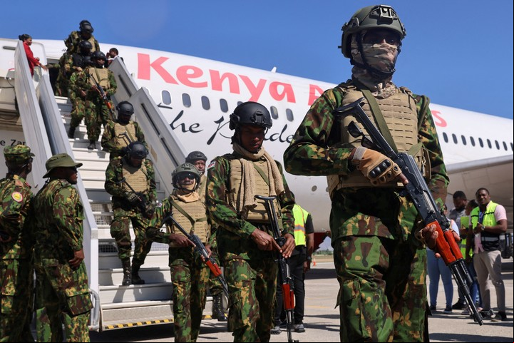 Agentes de policía kenianos desembarcan de un avión a su llegada como parte de una misión de mantenimiento de la paz para hacer frente a la violencia en Haití, en el Aeropuerto Internacional Toussaint Louverture, en Puerto Príncipe, Haití, 18 de enero de 2025. REUTERS/Ralph Tedy Erol/File Photo