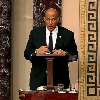 Un senador estadounidense dio un discurso de más de 24 horas contra Donald Trump y rompió un récord