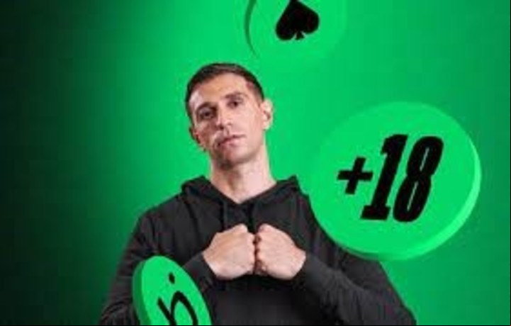 En el corto que promociona apuestas: les habla a los menores y les aclara que no pueden jugar.
