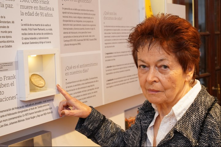 Hélène Gutkowski muestra la medalla a los Justos de las Naciones, distinción otorgada a personas no judías que arriesgaron sus vidas para salvar judíos durante el Holocausto. Foto: Ariel Grinberg.