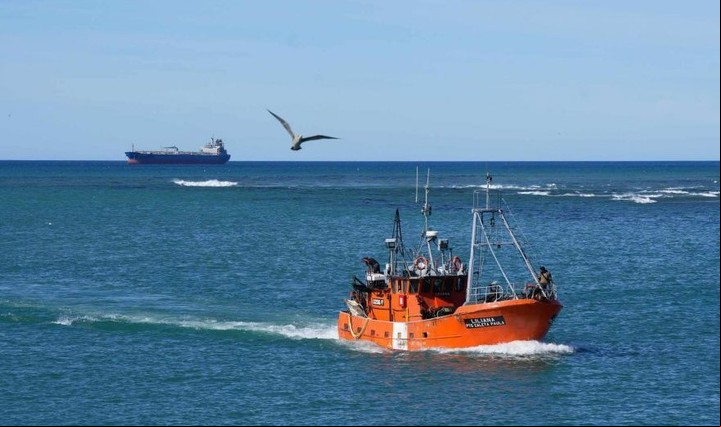 El buque estatal Liliana, de Santa Cruz, frente a las costas de Caleta Olivia.