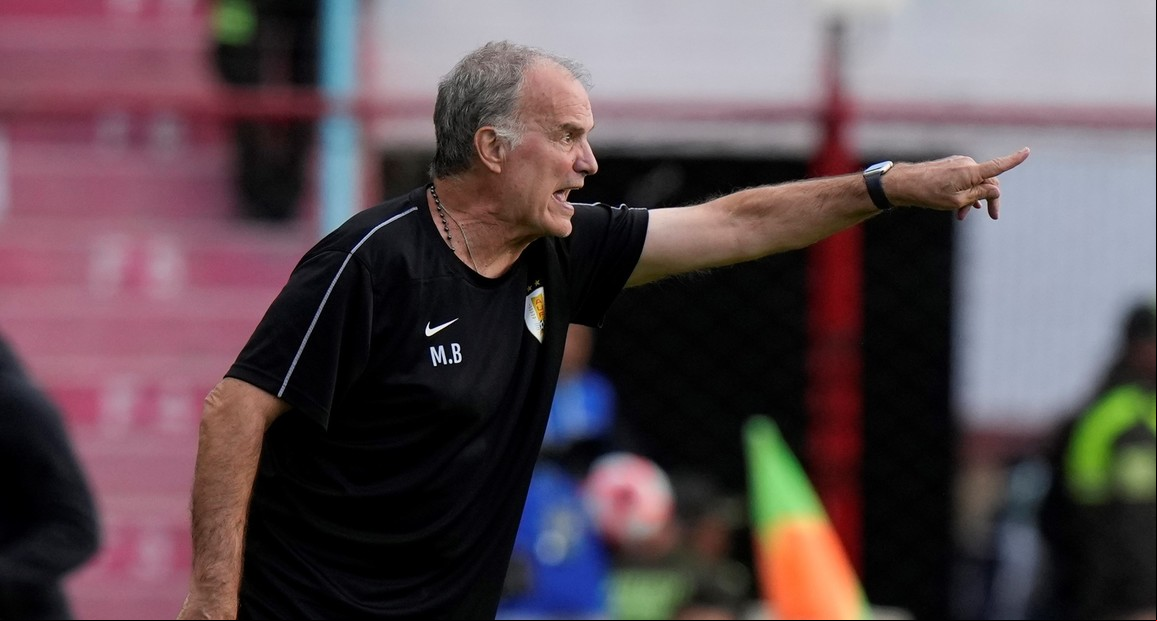 "Abuso verbal y psicológico" y "genera un estrés innecesario": un entrenador de arqueros que renunció en Uruguay durísimo con Bielsa