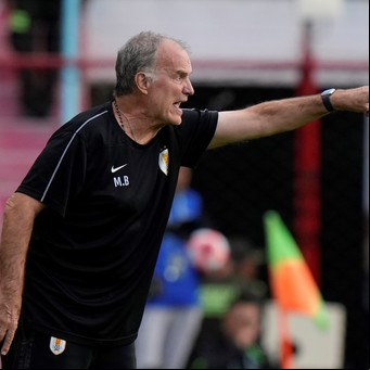 "Abuso verbal y psicológico" y "genera un estrés innecesario": un entrenador de arqueros que renunció en Uruguay durísimo con Bielsa