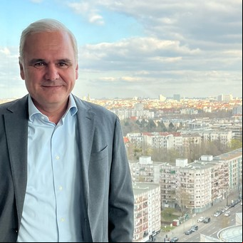"El Alemancito": cómo logró un visitador médico de Argentina llegar a la cima del poder farmacéutico mundial