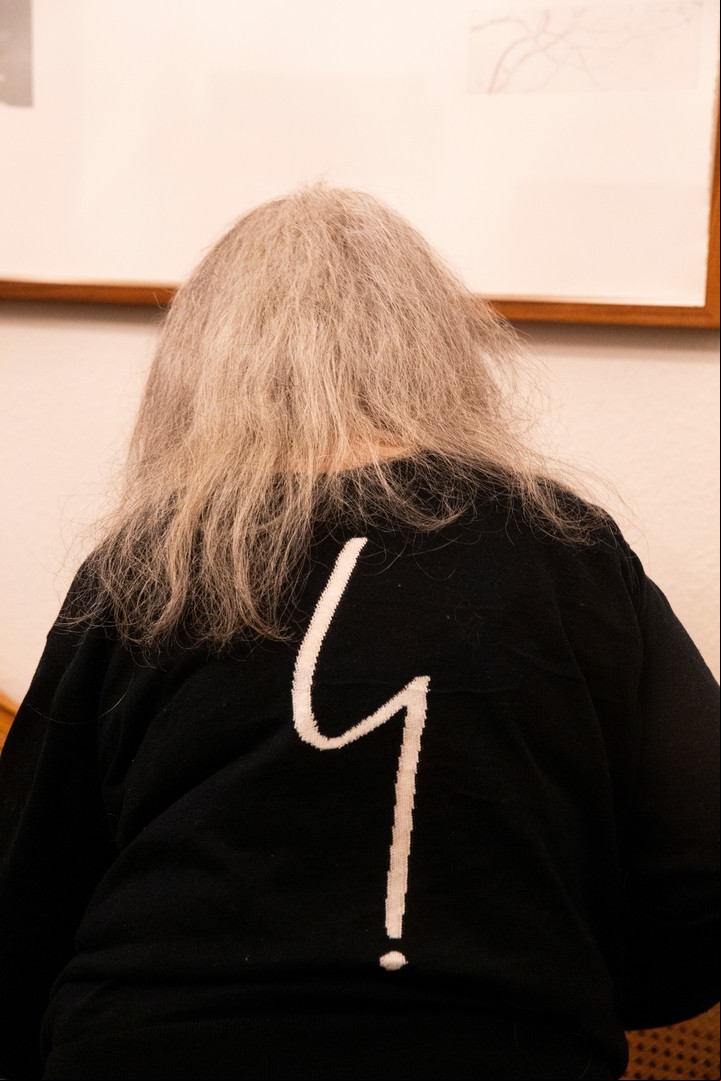 Martha Argerich entre bastidores, en su habitación, tras su concierto con la Orchestra della Svizzera italiana en el Stadtcasino Basel de Basilea, Suiza, el 23 de noviembre de 2024. A sus 83 años, la pianista argentino-suiza se encuentra en la cima de su carrera. (Mischa Christen/The New York Times)