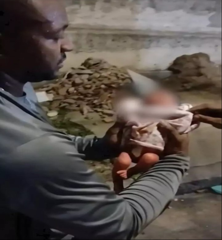 La imagen de Samuel da Silva dos Santos mientras alzaba a la bebé (Captura de video).