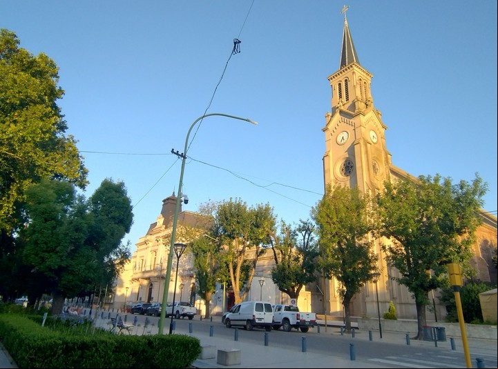 La iglesia y la municipalidad de Saladillo. Foto PB/Viajes