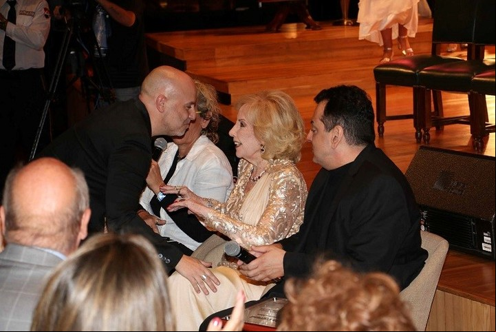 Mirtha Legrand saludando a José María Muscari, creador de "Mirtha, el mito". Foto: movilpress
