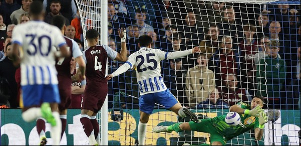 Dibu Martínez sigue de fiesta con el Aston Villa: sumó otra valla invicta en la goleada ante el Brighton en la Premier League