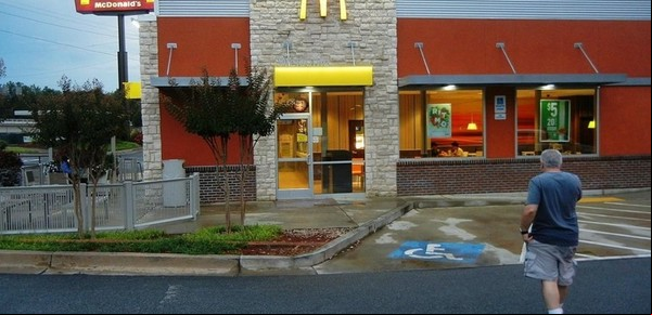 Dejó a sus hijos de 10, 6 y 1 año solos en McDonald's y fue arrestado: ¿estaba en una entrevista de trabajo?