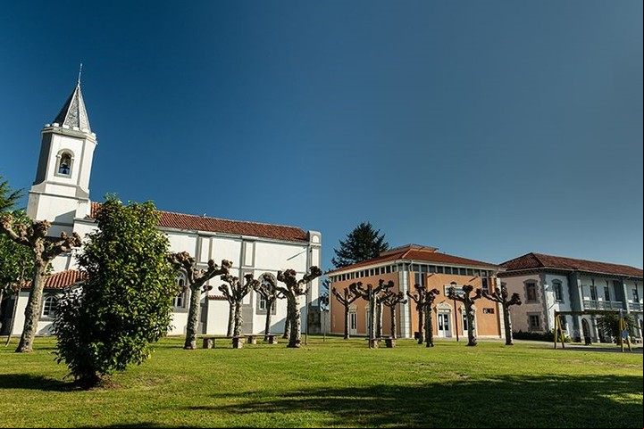 Somao y sus maravillas arquitectónicas en Asturias. La Iglesia, el viejo cine y los colegios./ Imagen Asturias Turismo.