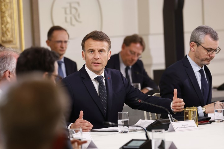Macron recibe a representantes de empresas afectadas por aranceles de Trump. Foto: AP