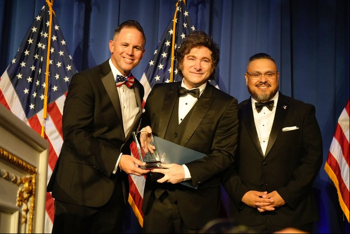 Javier Milei con los organizadores de la "Gala de los Patriotas Americanos", que lo premiaron y lamentaran que se fuera antes de que llegara Trump. John Rourke (izq) y Glenn Parada (der)