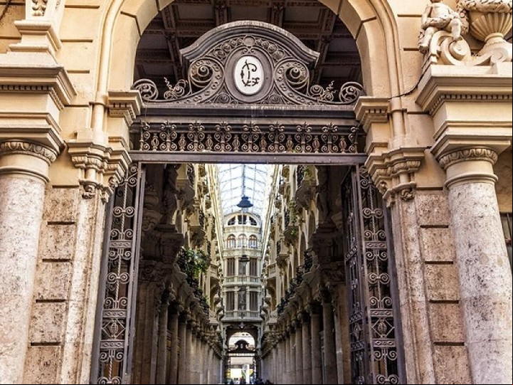 Puerta central del pasaje Lodares, en Albacete./ Imagen del Centro Cultural Castilla-La Mancha.