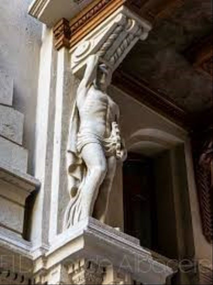 Pasaje Lodares en Albacete. Escultura de Mercurio, Dios del Comercio./ Imagen de Albacete Turismo.