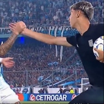 Racing juega con 12: la increíble influencia de los alcanzapelotas en goles importantes de la Academia de Costas