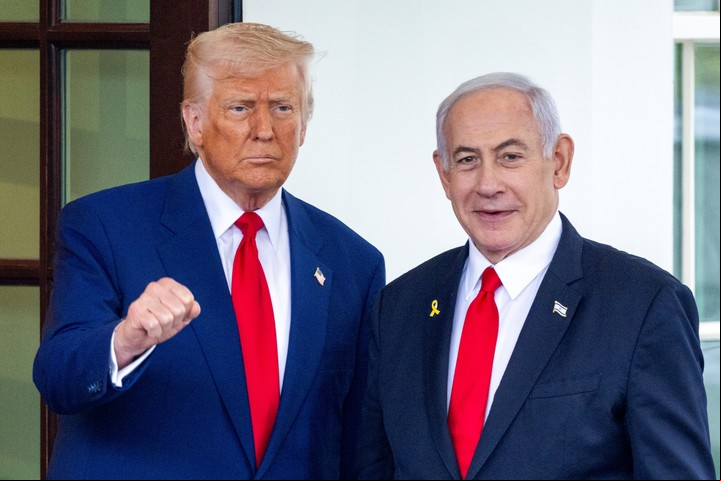 Trump recibe a Benjamin Netanyahu a su llegada a una reunión en el Ala Oeste de la Casa Blanca en Washington, D.C., EE.UU., el 7 de abril de 2025.
Foto: EFE/SHAWN THEW