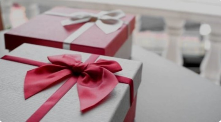 Cuando fue arrestado le encontraron los sobres con dinero y otros regalos que la pareja había recibido por su boda (Facebook).