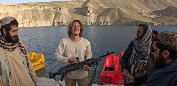 Un youtuber se coló en una peligrosa tribu remota y dejó una lata de Coca light: dramático final