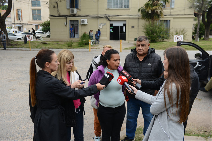 La madre de Brian, el menor agredido por tres compañeros en una escuela de General Rodríguez, en la puerta del hospital donde está internado su hijo. Foto: Luciano Thieberger