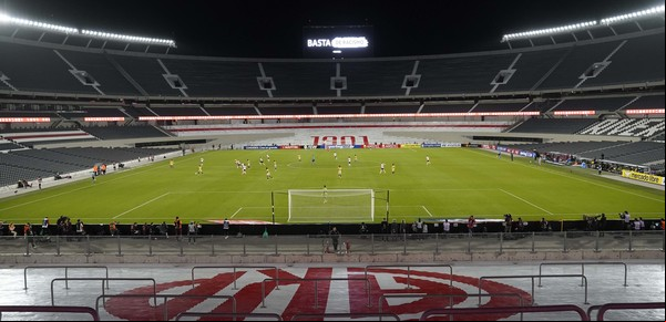 Sin público ni goles: River volvió a jugar en un Monumental vacío después de casi cuatro años