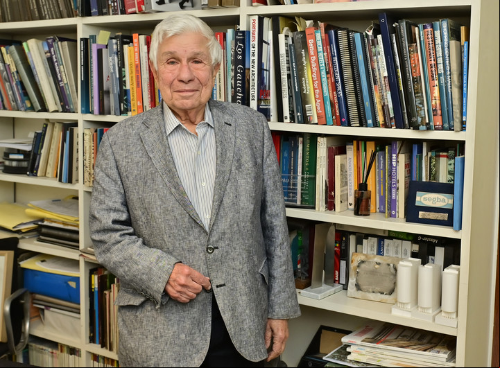 A sus 87, Dujovne continúa en actividad. Es profesor emérito y trabaja a diario en su estudio.