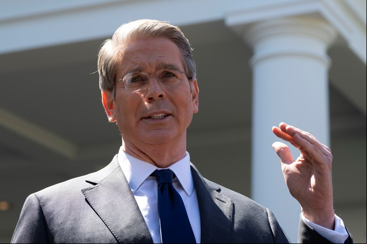 El secretario del Tesoro de EE. UU., Scott Bessent, habla con periodistas frente a la Casa Blanca en Washington, D.C., EE. UU. Foto Bloomberg