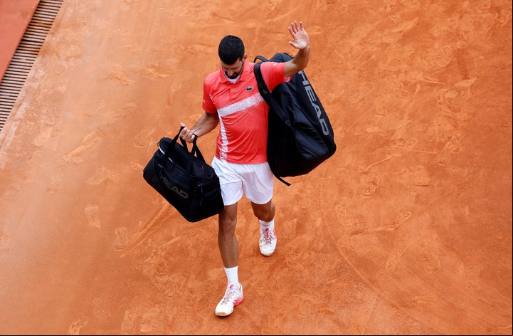 Novak Djokovic se va derrotado del court central de Montecarlo. Foto: EFE / EPA / SEBASTIEN NOGIER.